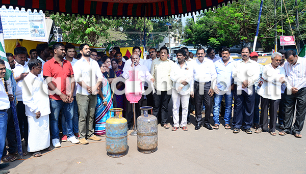 ಅಡುಗೆ ಅನಿಲ ದರ ಏರಿಕೆ ಖಂಡಿಸಿ ಜೆಡಿಎಸ್ ಧರಣಿ